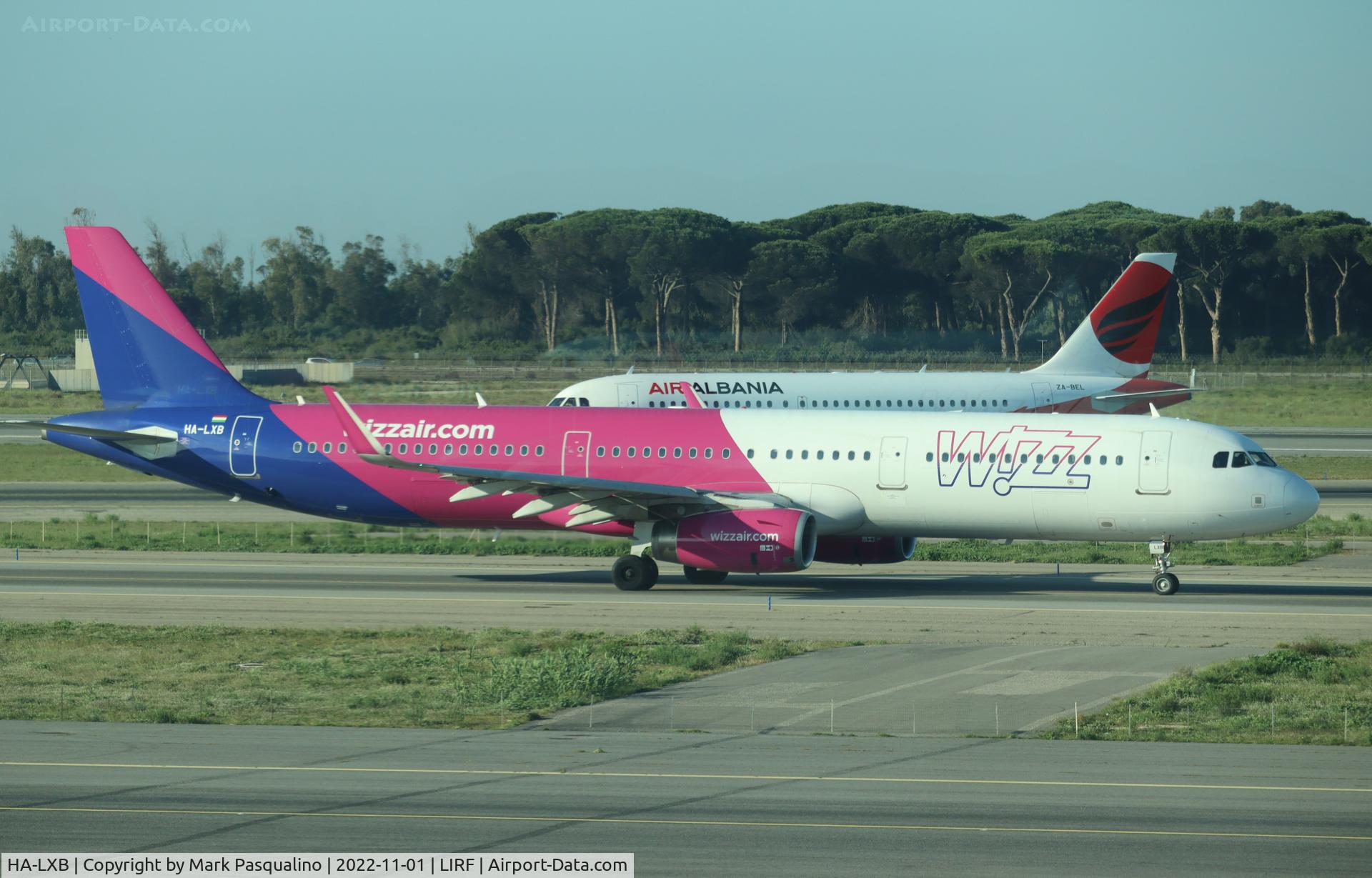 HA-LXB, 2015 Airbus A321-231 C/N 6910, Airbus A321-231