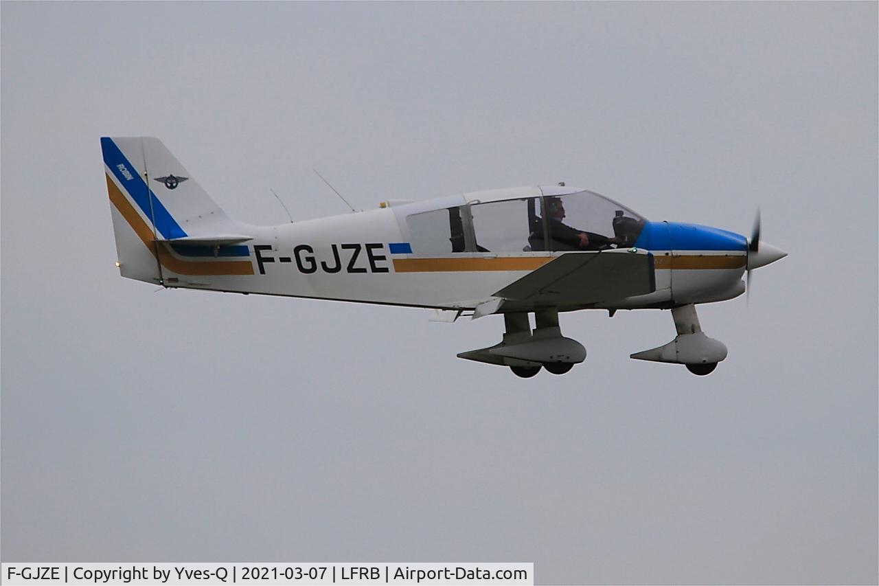 F-GJZE, Robin DR-400-120 Petit Prince C/N 2005, Robin DR-400-120, On final rwy 07R, Brest-Bretagne airport (LFRB-BES)