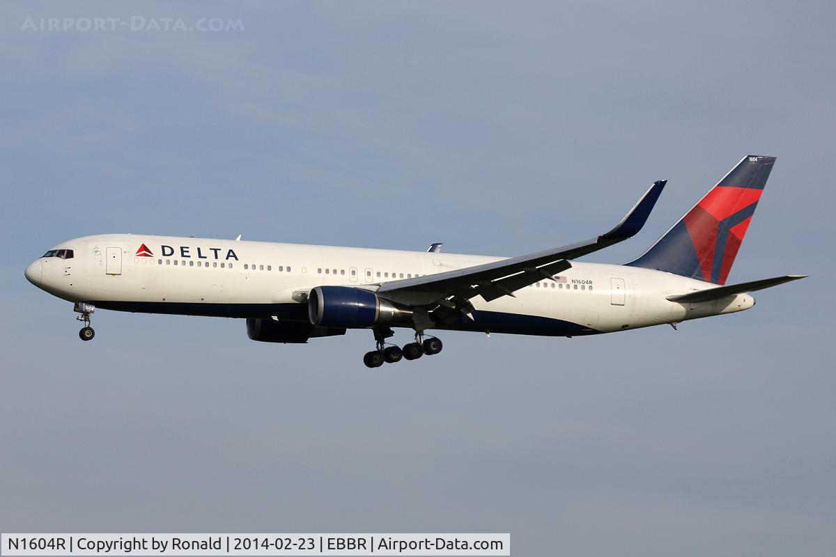 N1604R, 1999 Boeing 767-332 C/N 30180, at bru