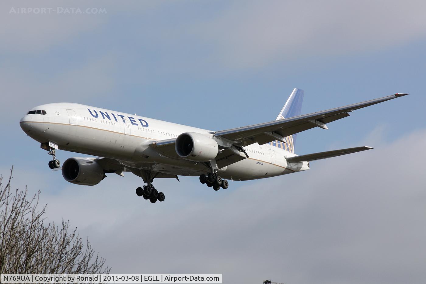 N769UA, 1995 Boeing 777-222 C/N 26921, at lhr