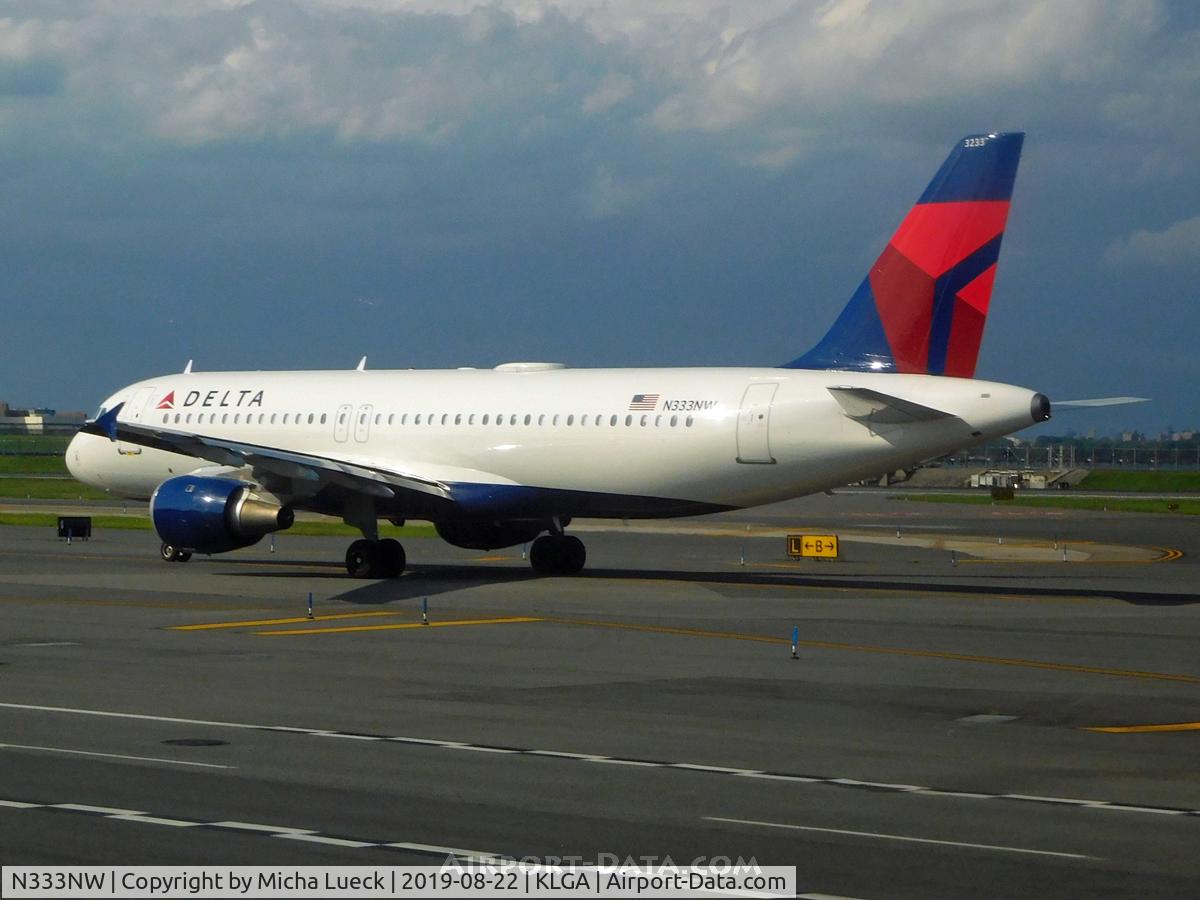 N333NW, 1992 Airbus A320-211 C/N 329, At La Guardia