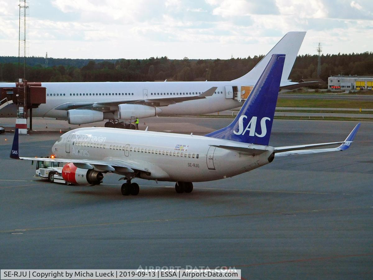 SE-RJU, 2002 Boeing 737-76N C/N 29885, At Arlanda