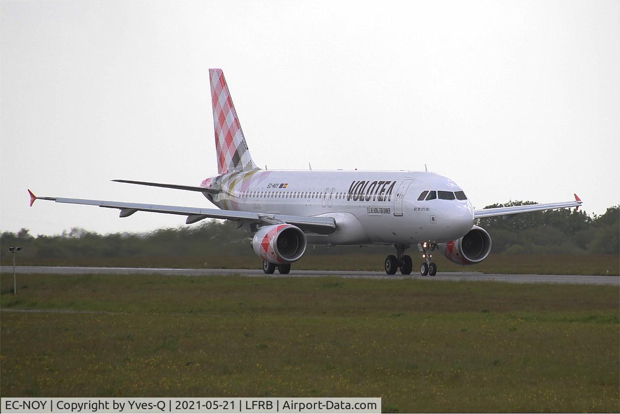 EC-NOY, 2005 Airbus A320-214 C/N 2633, Airbus 320-214, Taxiing rwy 25L, Brest-Bretagne airport (LFRB-BES)
