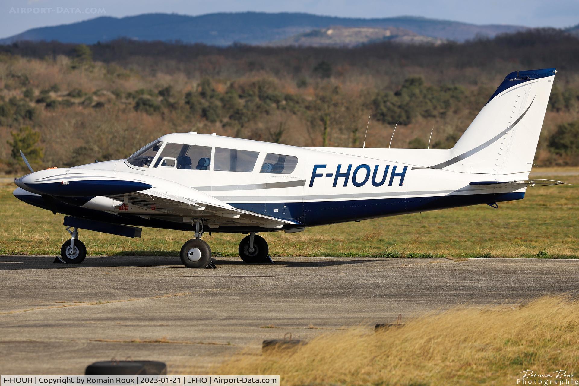 F-HOUH, 1968 Piper PA-30 Twin Comanche Twin Comanche C/N 30-1723, Parked