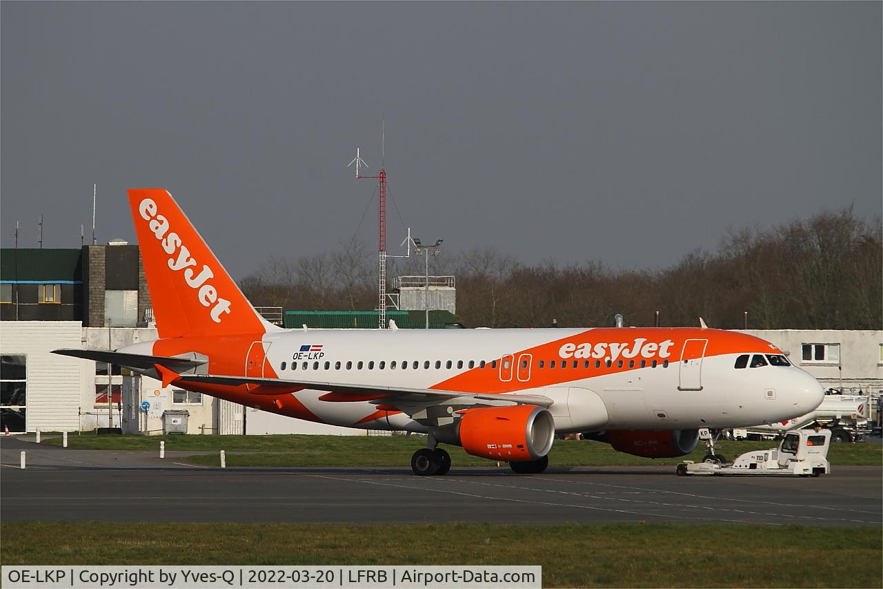 OE-LKP, 2008 Airbus A319-111 C/N 3702, Airbus A319-111, Push back, Brest-Bretagne airport (LFRB-BES)