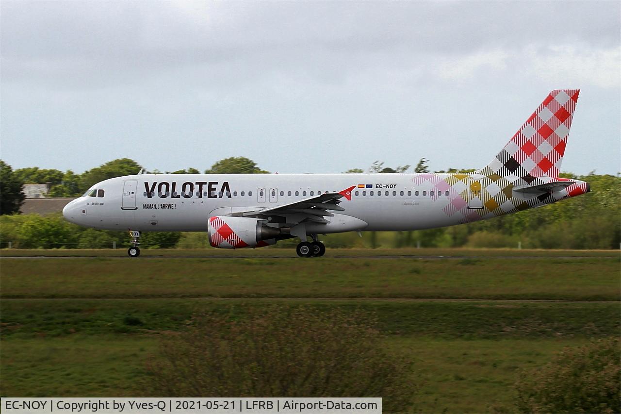EC-NOY, 2005 Airbus A320-214 C/N 2633, Airbus 320-214, Take off run rwy 25L, Brest-Bretagne airport (LFRB-BES)