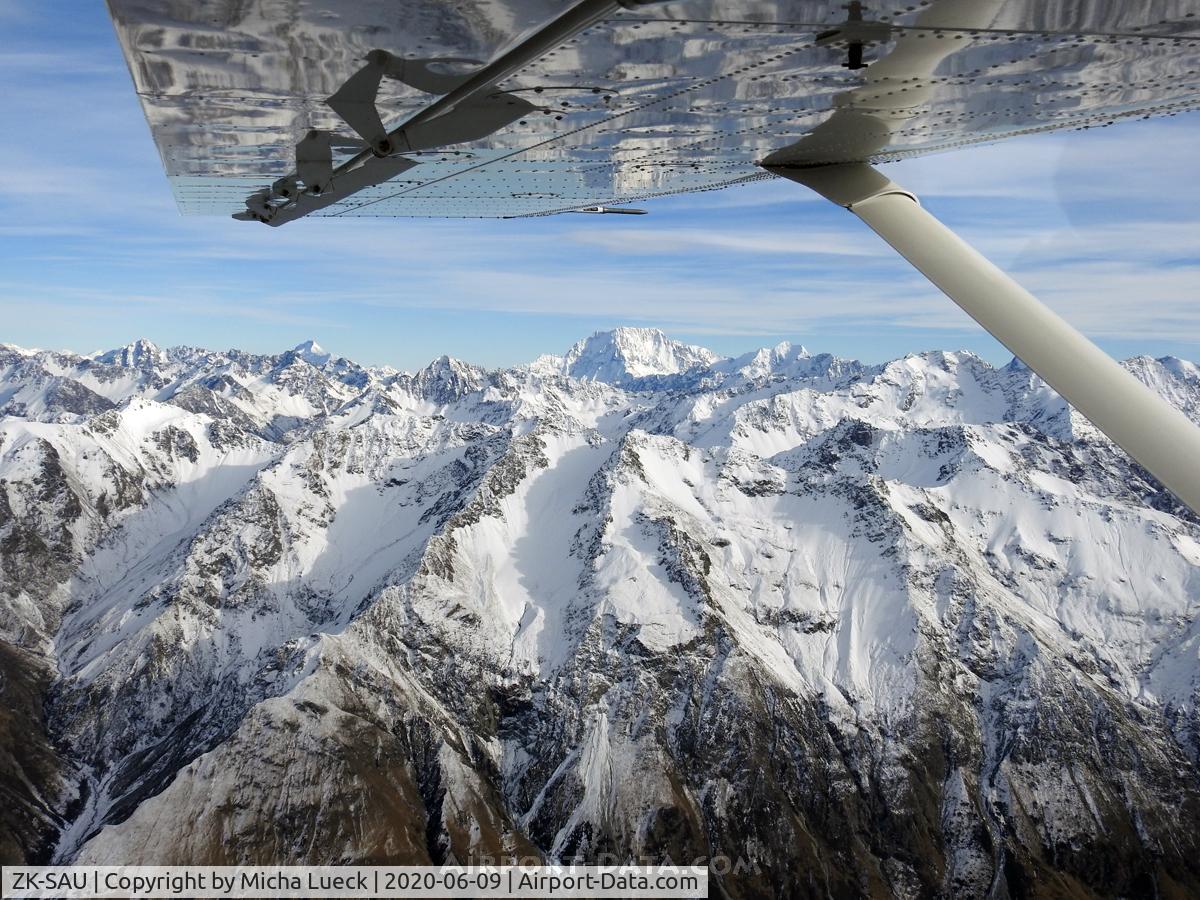 ZK-SAU, Gippsland GA-8-TC320 Airvan C/N GA8-TC320-09-144, The high wing of the GA8 allows for a great view on NZ's highest mountain: Aoraki Mt Cook