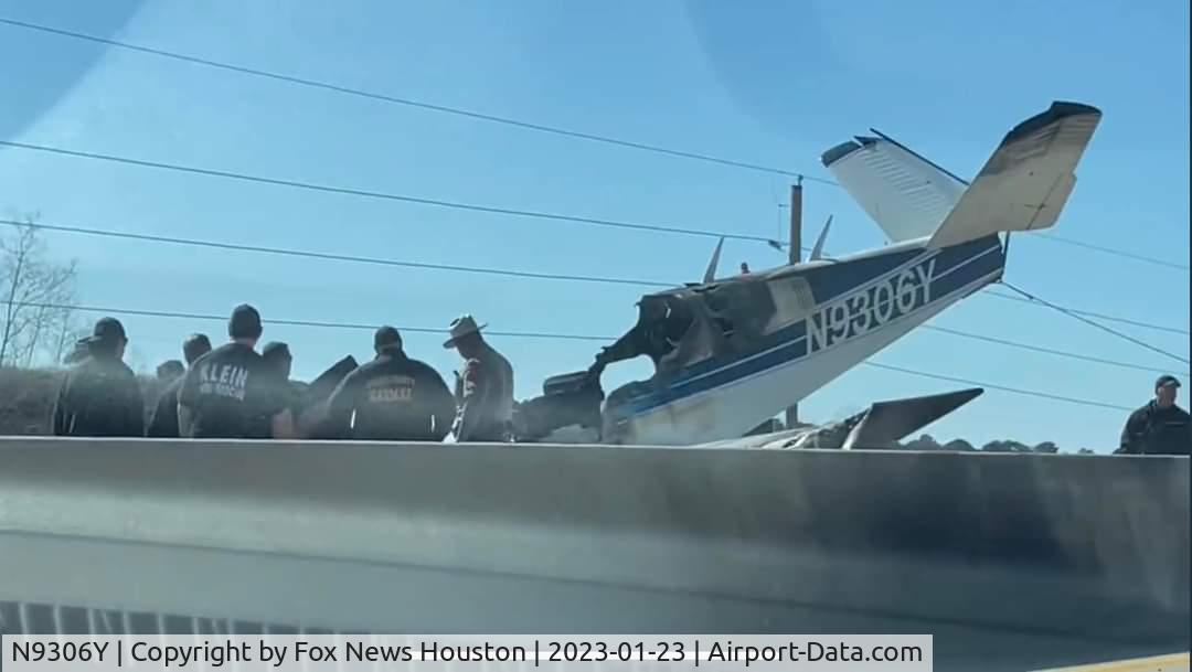 N9306Y, 1960 Beech M35 Bonanza C/N D-6515, Landed on Houston freeway, post incident fire, crew safe.