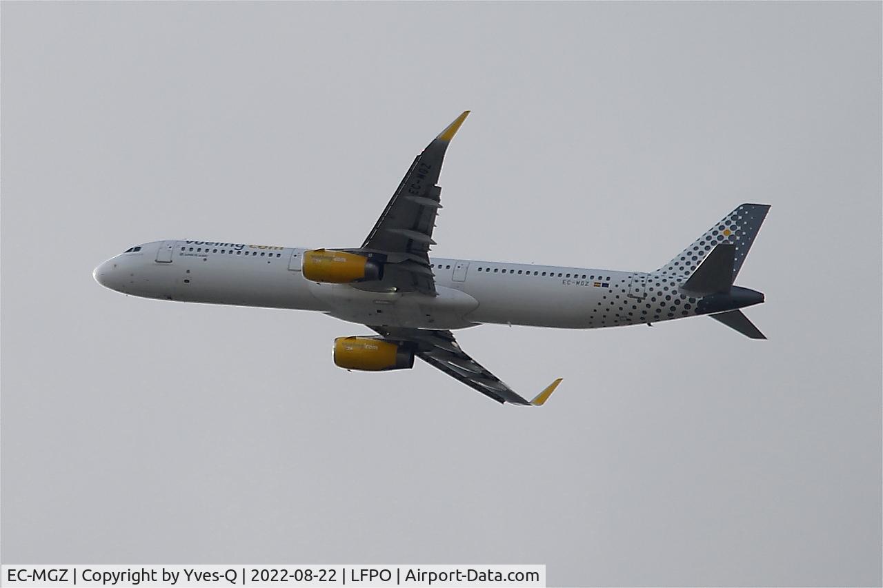 EC-MGZ, 2015 Airbus A321-231 C/N 6660, Airbus A321-231, Climbing from rwy 24, Paris-Orly airport (LFPO-ORY)