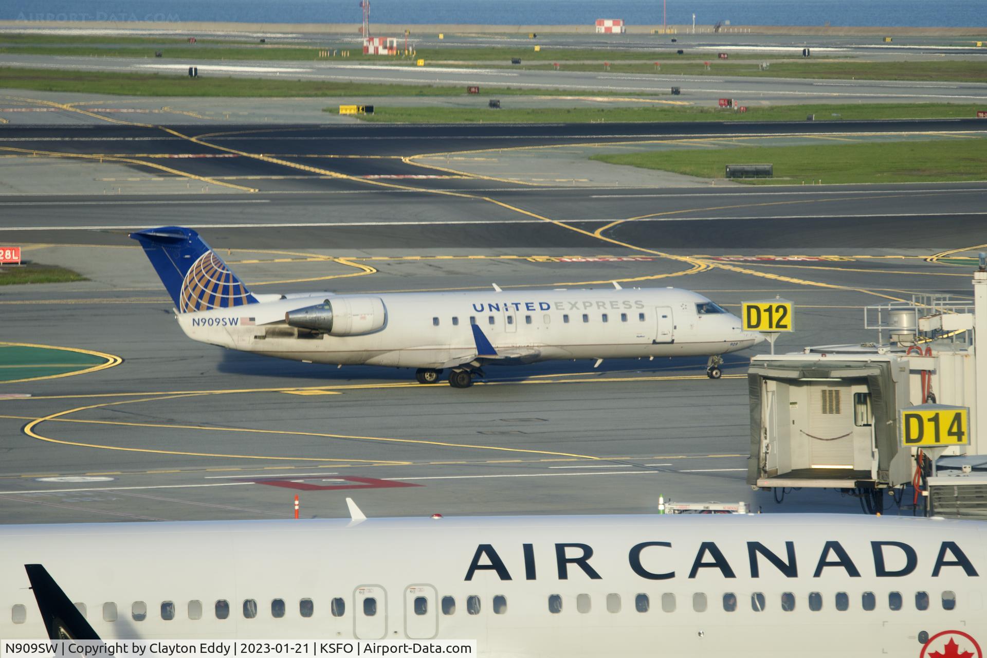 N909SW, 2001 Bombardier CRJ-200LR (CL-600-2B19) C/N 7558, SFO 2023.