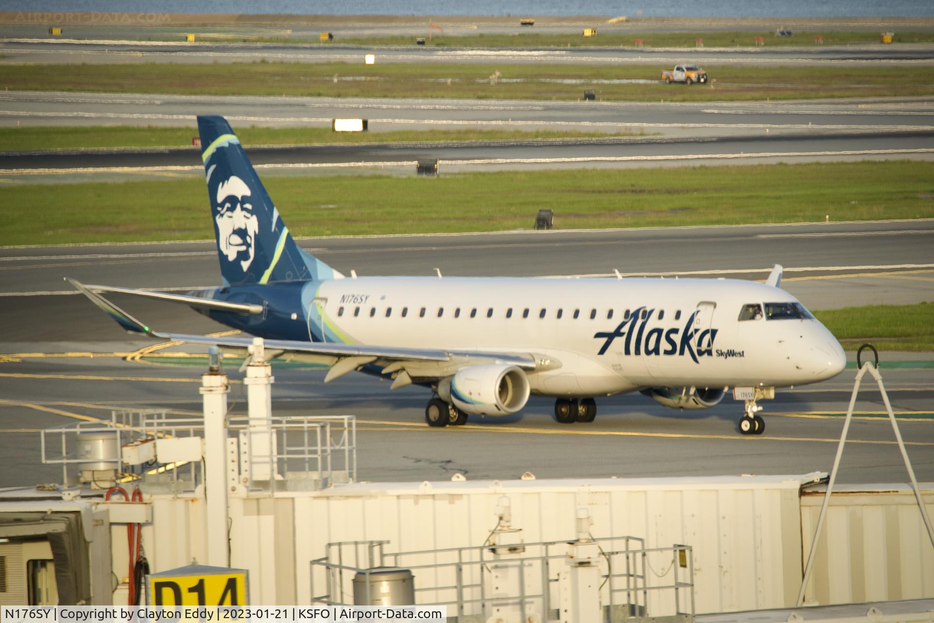 N176SY, 2015 Embraer 175LR (ERJ-170-200LR) C/N 17000533, SFO 2021.
