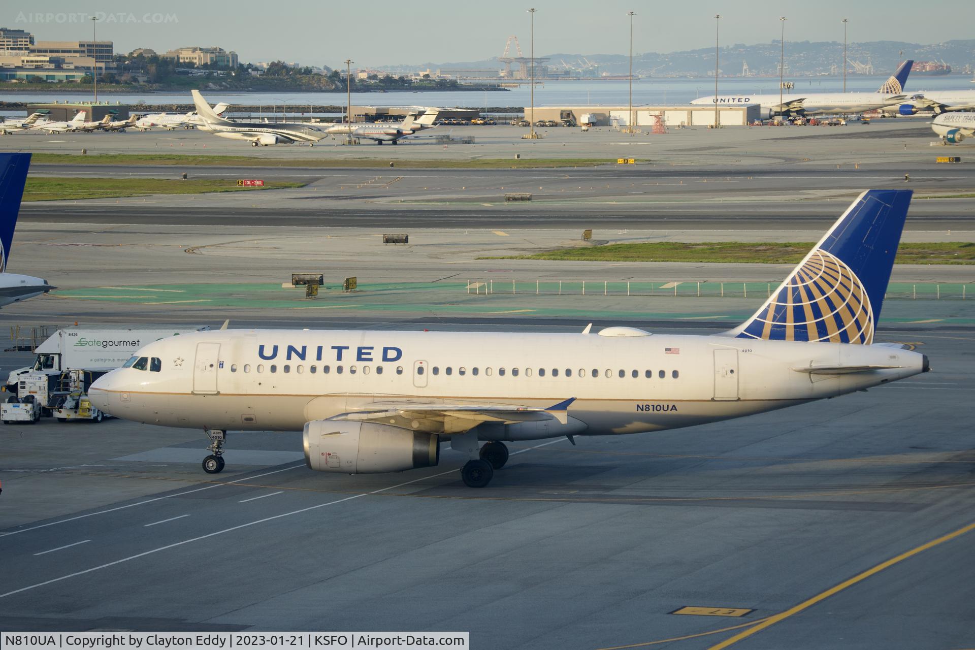 N810UA, 1998 Airbus A319-131 C/N 843, SFO 2023.