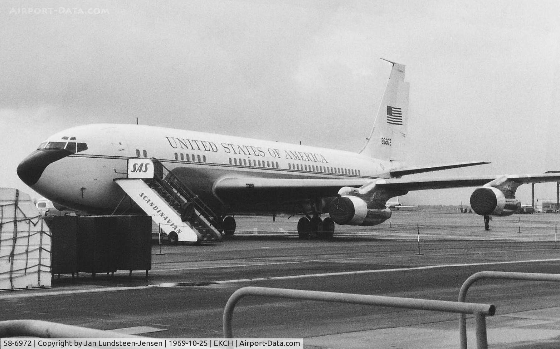 58-6972, 1959 Boeing VC-137B C/N 17927, VC-137B 58-6972 seen parked at Copenhagen-Kastrup Airport in Denmark in 1969. It was a VIP and Presidential backup plane. In USAF service 1959-1996, then scrapped due to severe corrosion. Note the little rope fence around the plane.