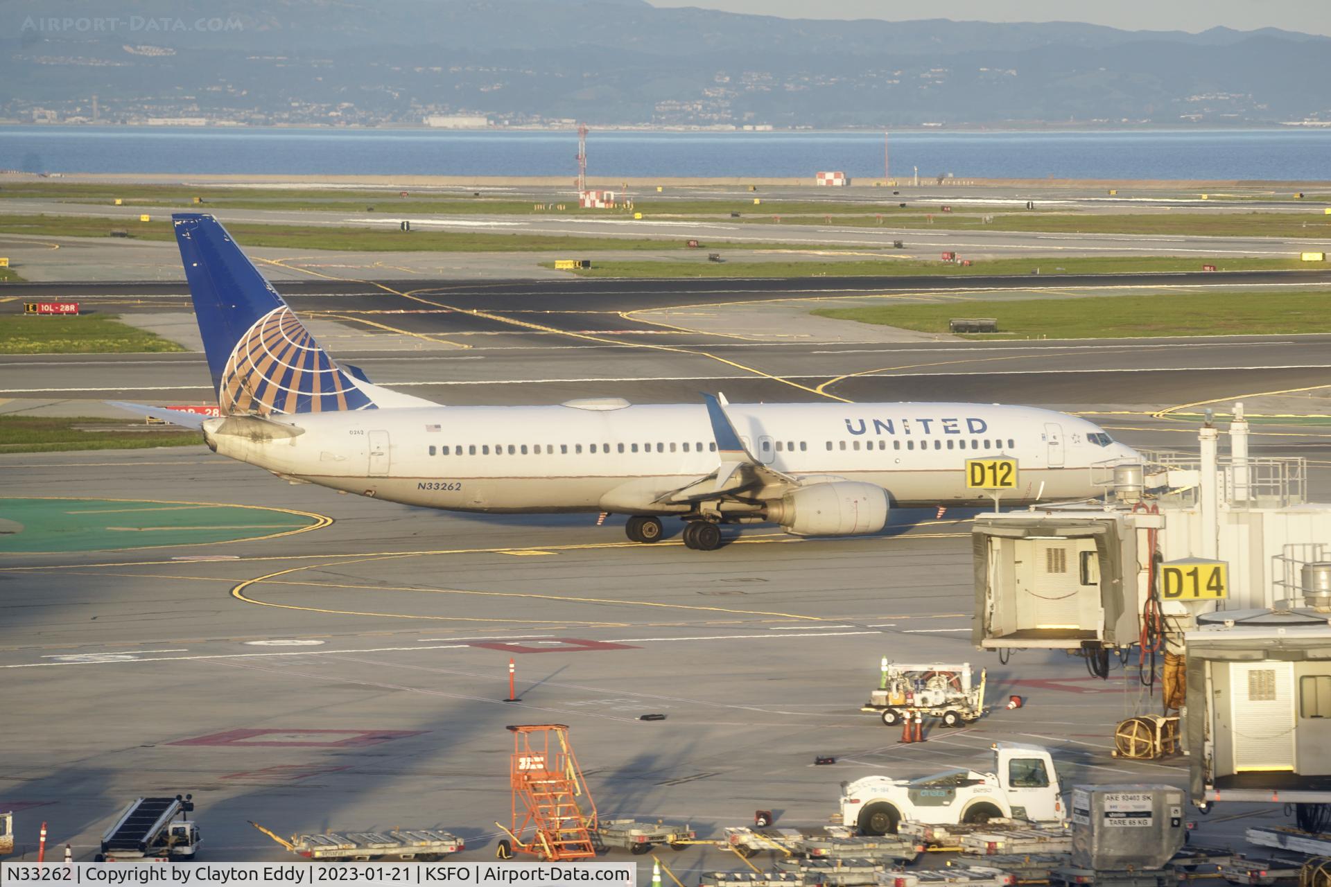 N33262, 2001 Boeing 737-824 C/N 32402, SFO 2023.