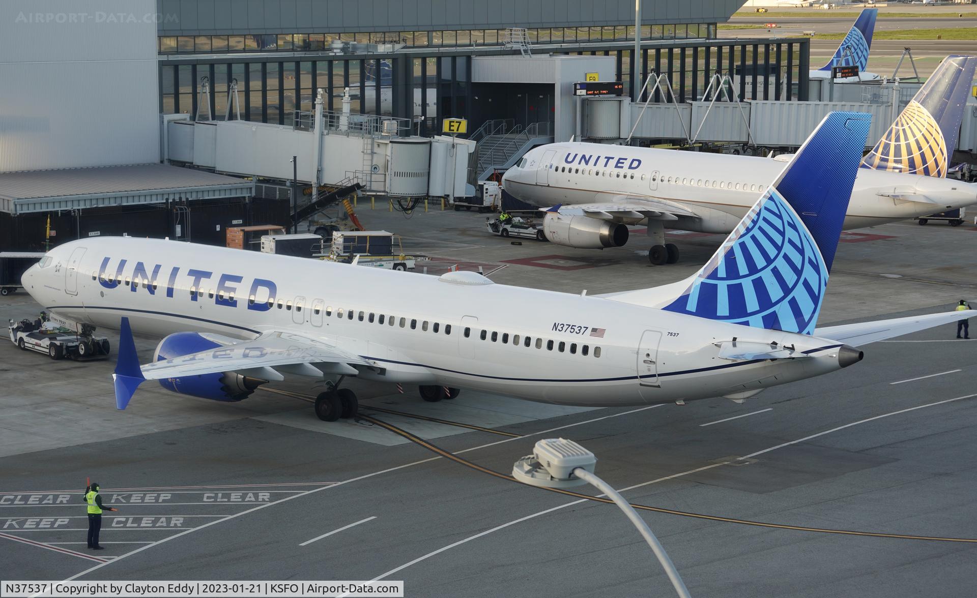 N37537, 2022 Boeing 737-9 MAX C/N 66607, SFO 2023.
