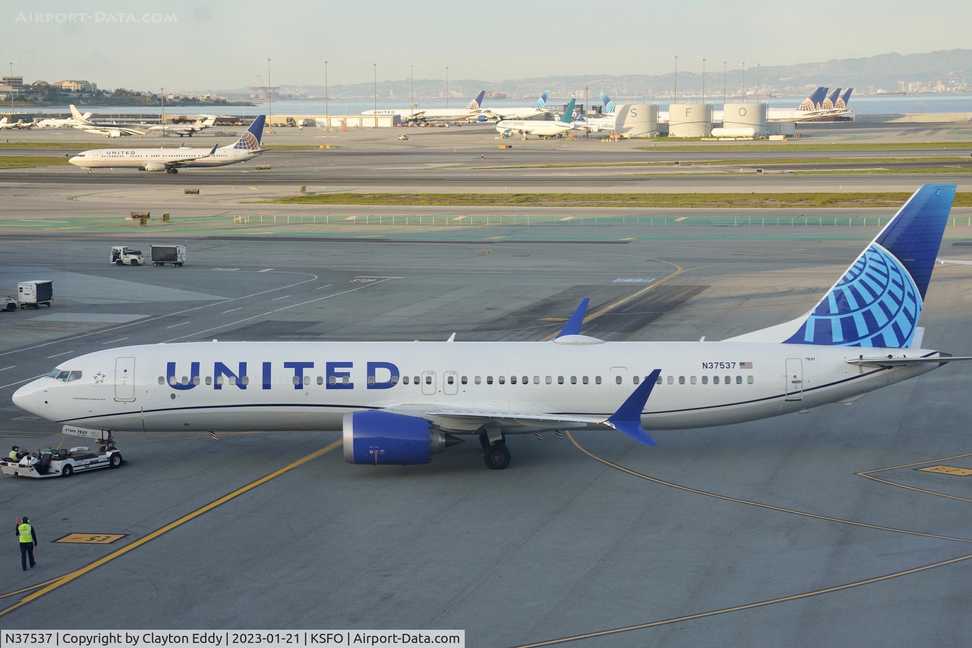 N37537, 2022 Boeing 737-9 MAX C/N 66607, SFO 2023.