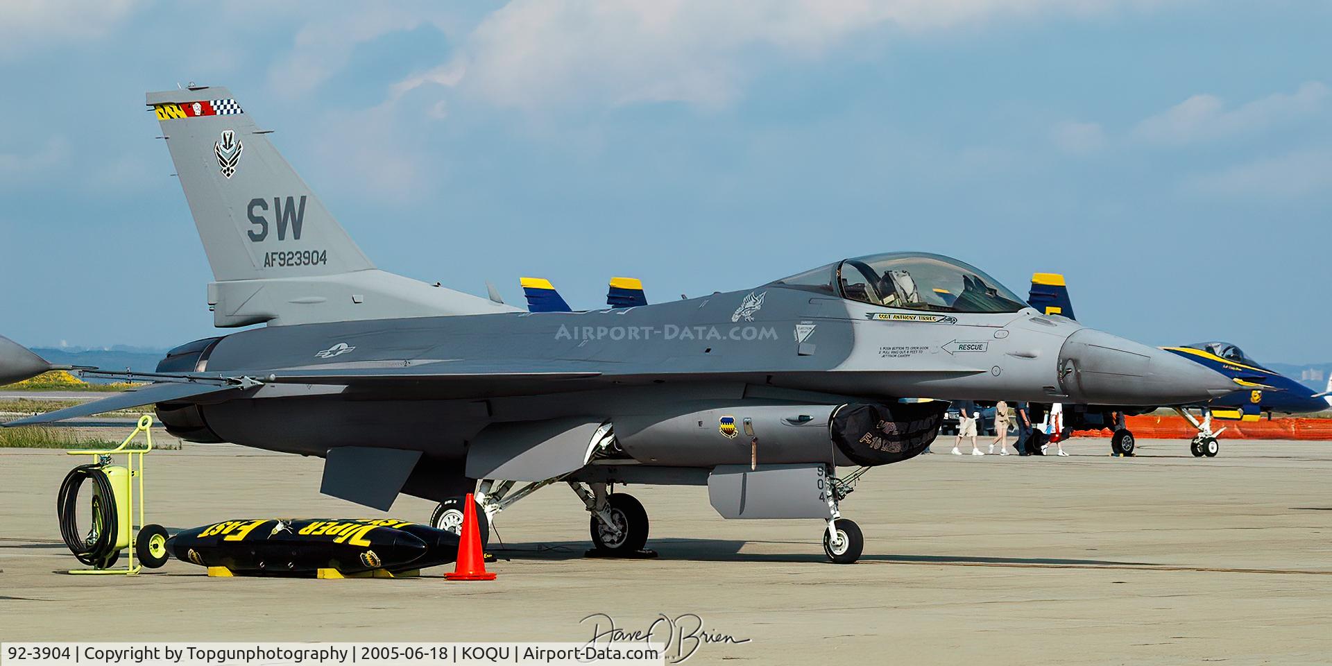 92-3904, 1992 Lockheed F-16C Fighting Falcon C/N CC-146, Viper Demo on the hot ramp