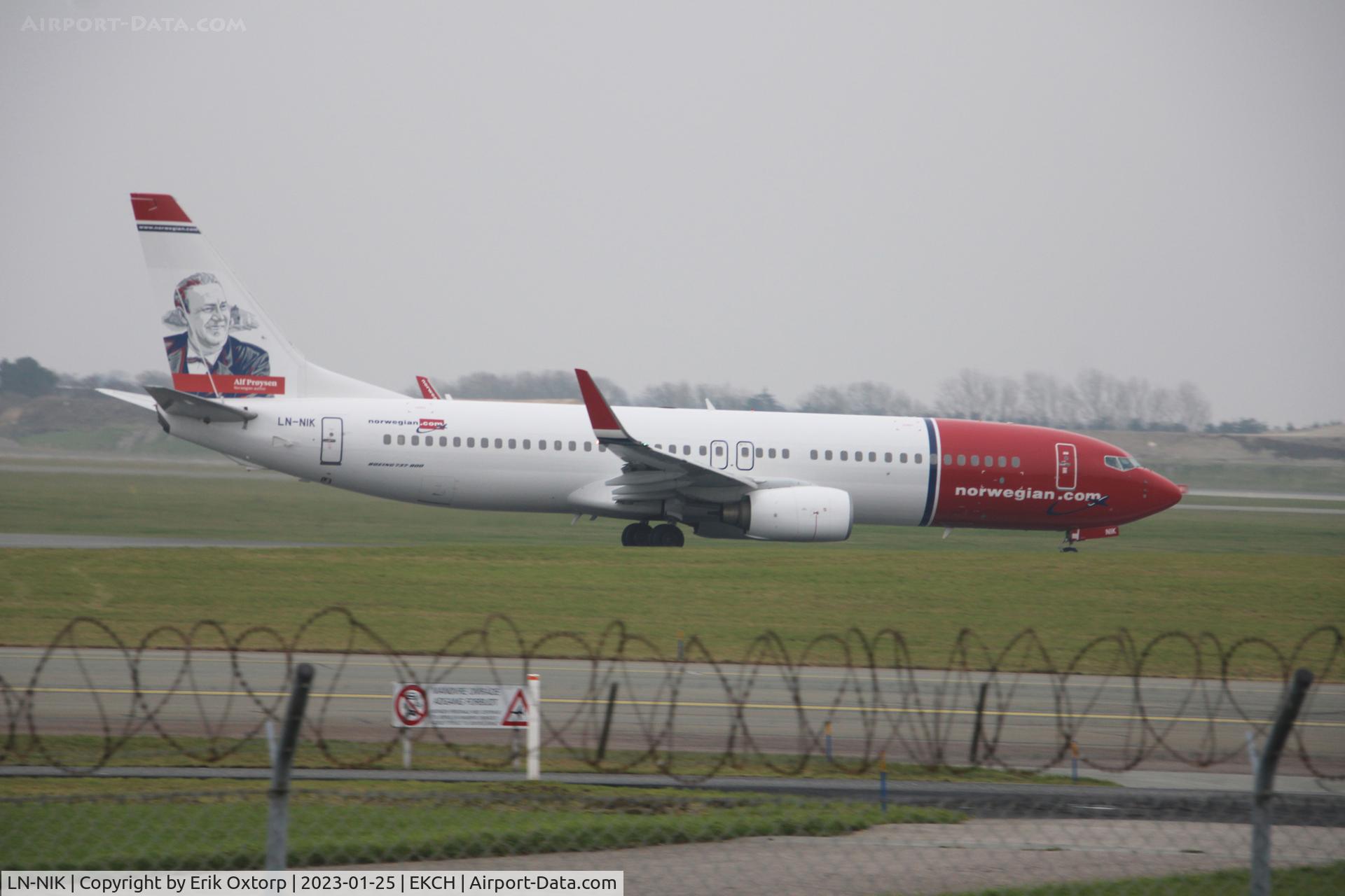 LN-NIK, 2010 Boeing 737-8FZ C/N 29659, LN-NIK taking off rw 22R