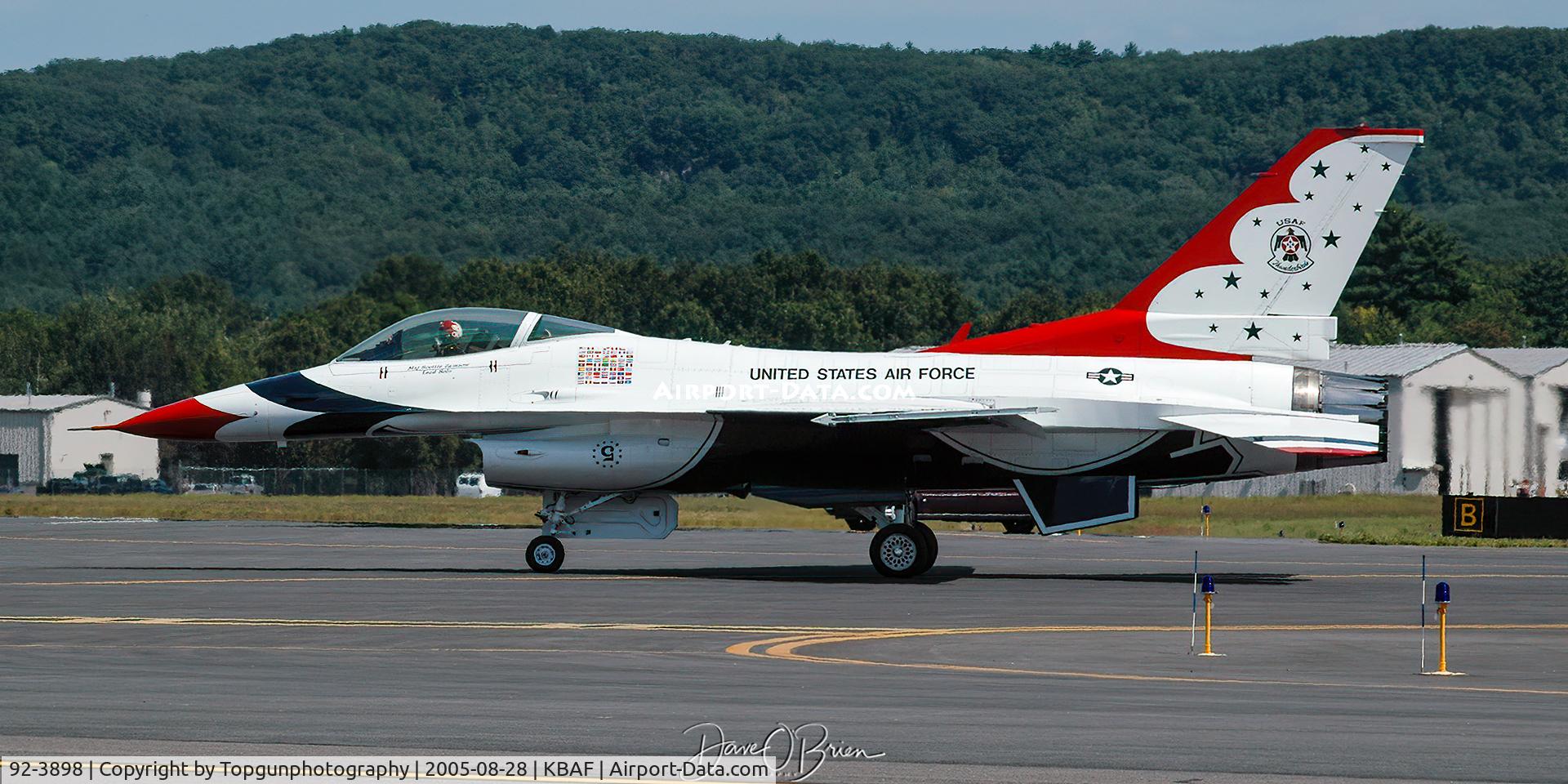 92-3898, General Dynamics F-16CJ Fighting Falcon C/N CC-140, Thunderbird Lead Solo taxiing to the active for practice.
