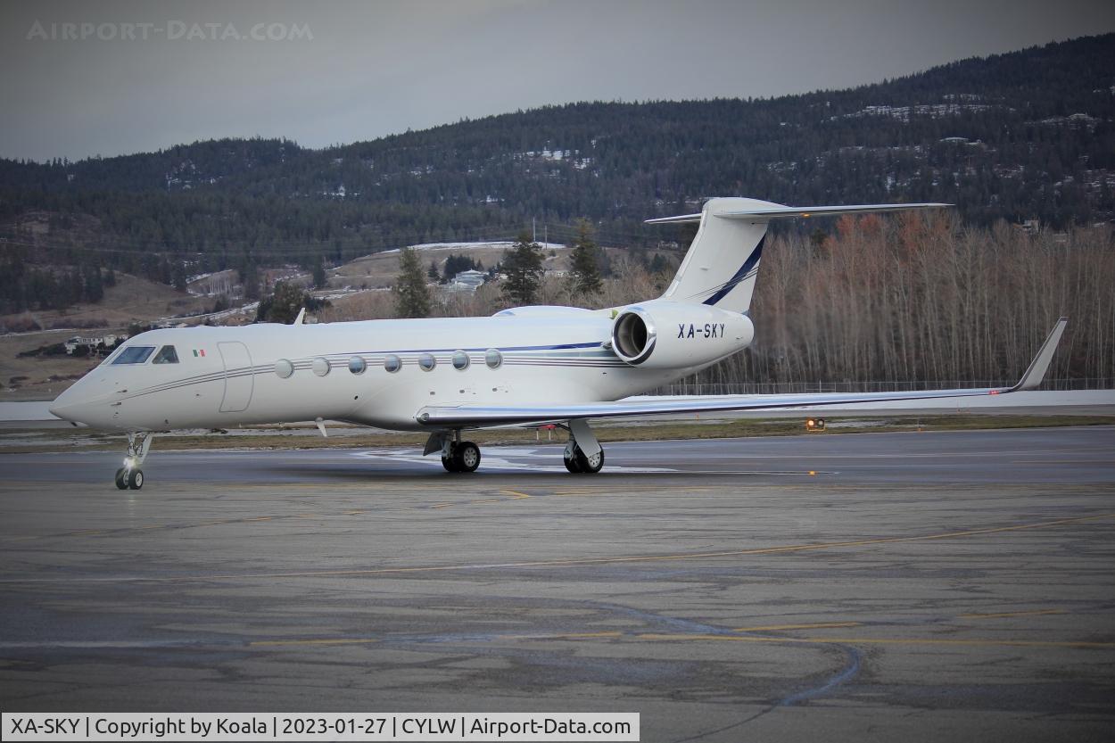 XA-SKY, Gulfstream Aerospace G-V C/N 5293, Arrival from Los Angeles (LAX).