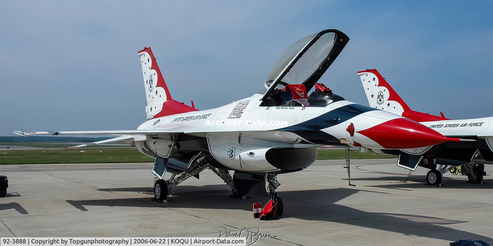 92-3888, General Dynamics F-16CJ Fighting Falcon C/N CC-130, TB#3 flown by Nicole Malachowski