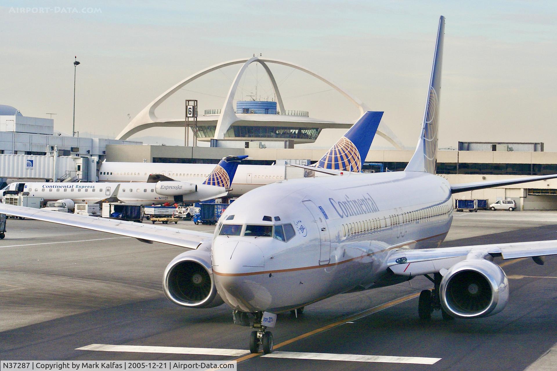 N37287, 2004 Boeing 737-824 C/N 31636, Continental Boeing 737-824, N37287 Taxiing out at LAX