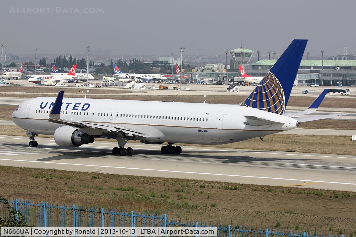 N666UA, 1998 Boeing 767-322 C/N 29238, at ist