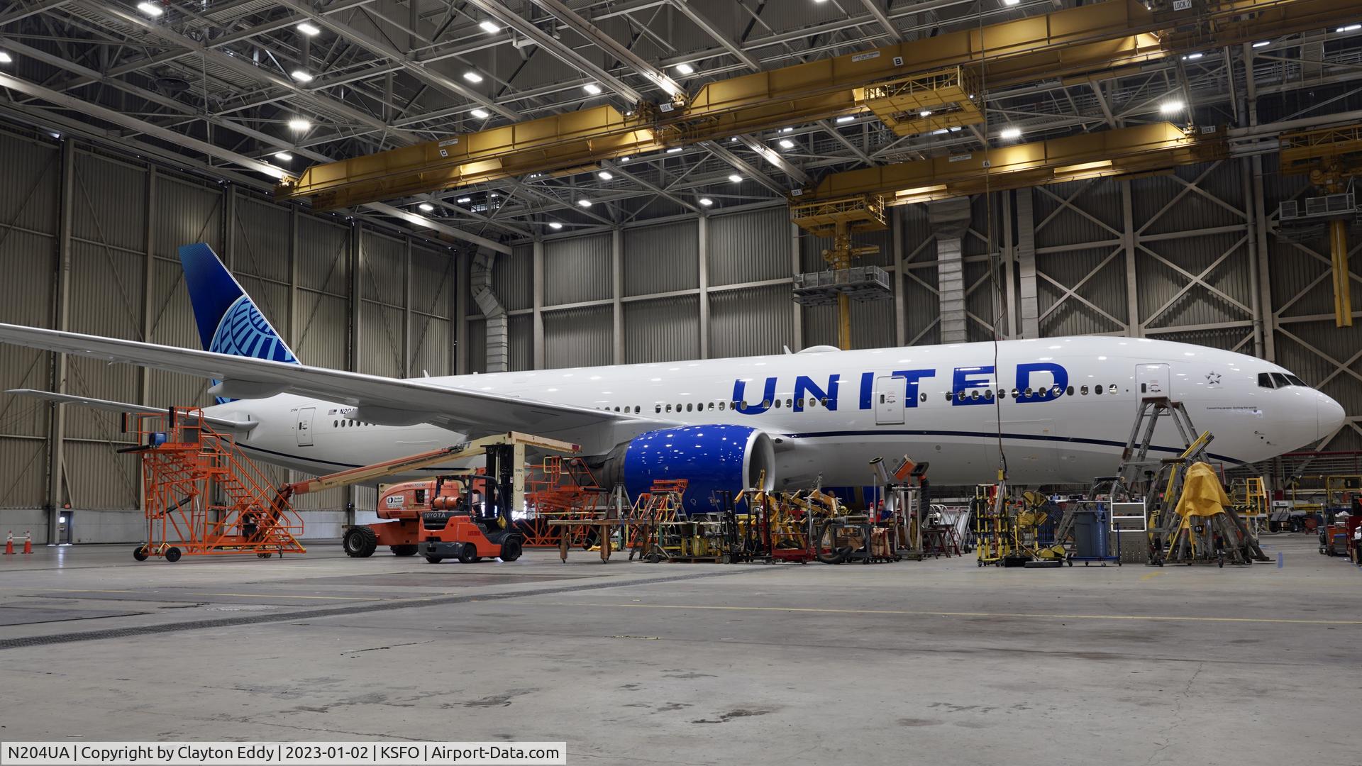 N204UA, 1999 Boeing 777-222/ER C/N 28713, SFO 2023.