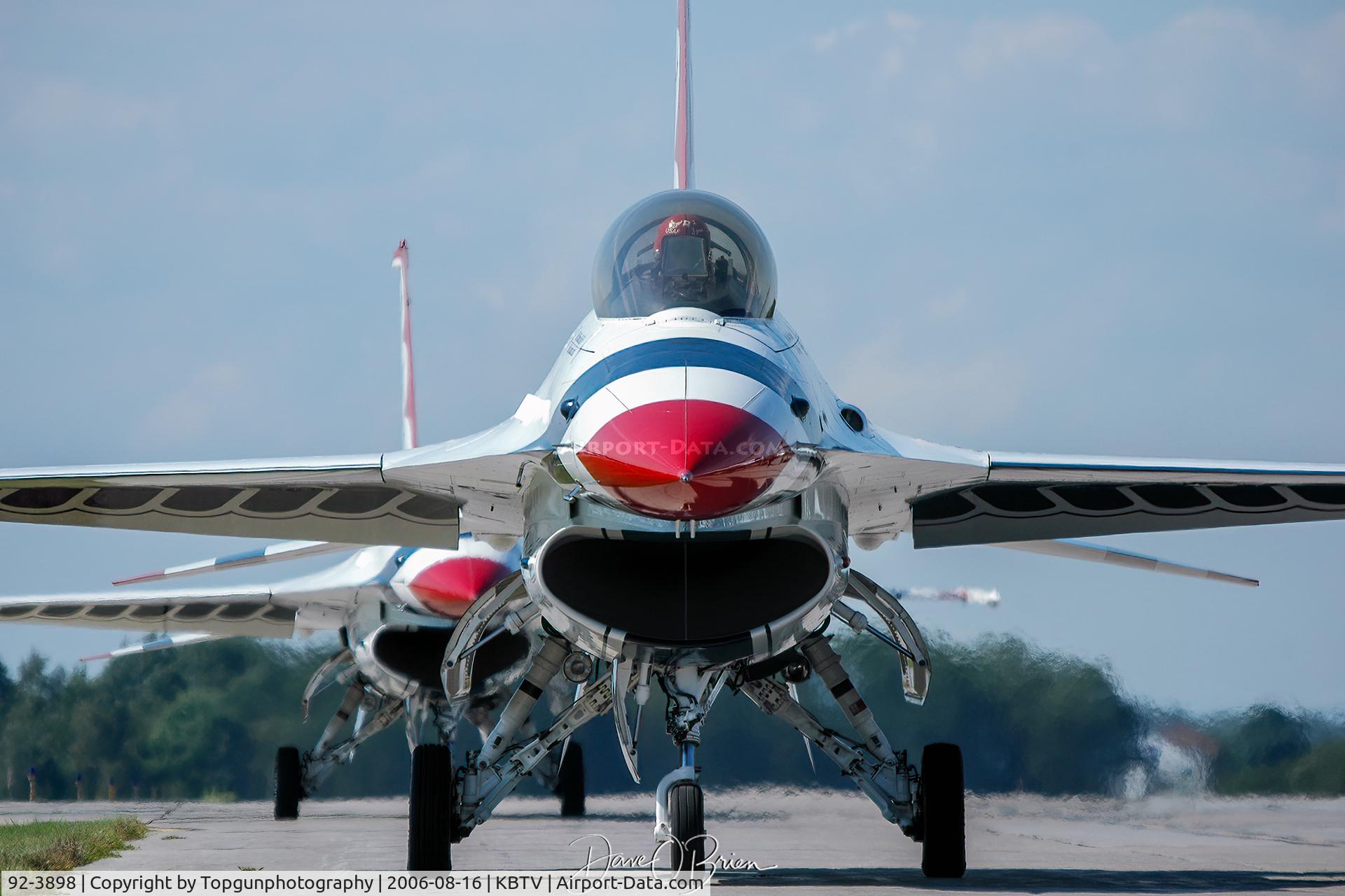 92-3898, General Dynamics F-16CJ Fighting Falcon C/N CC-140, Thunderbird Solo's returning from their practice