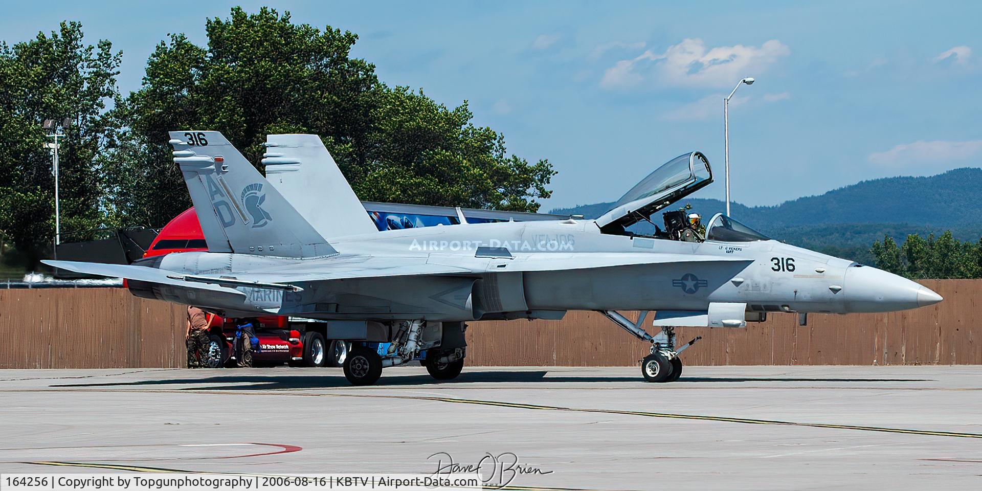 164256, 1991 McDonnell Douglas F/A-18C Hornet C/N 1019, Legacy Hornet Demo returning