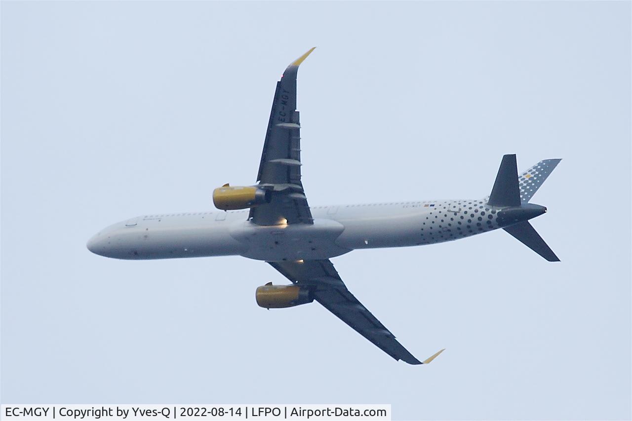 EC-MGY, 2015 Airbus A321-231 C/N 6638, Airbus A321-231, Climbing from rwy 24, Paris Orly airport (LFPO-ORY)