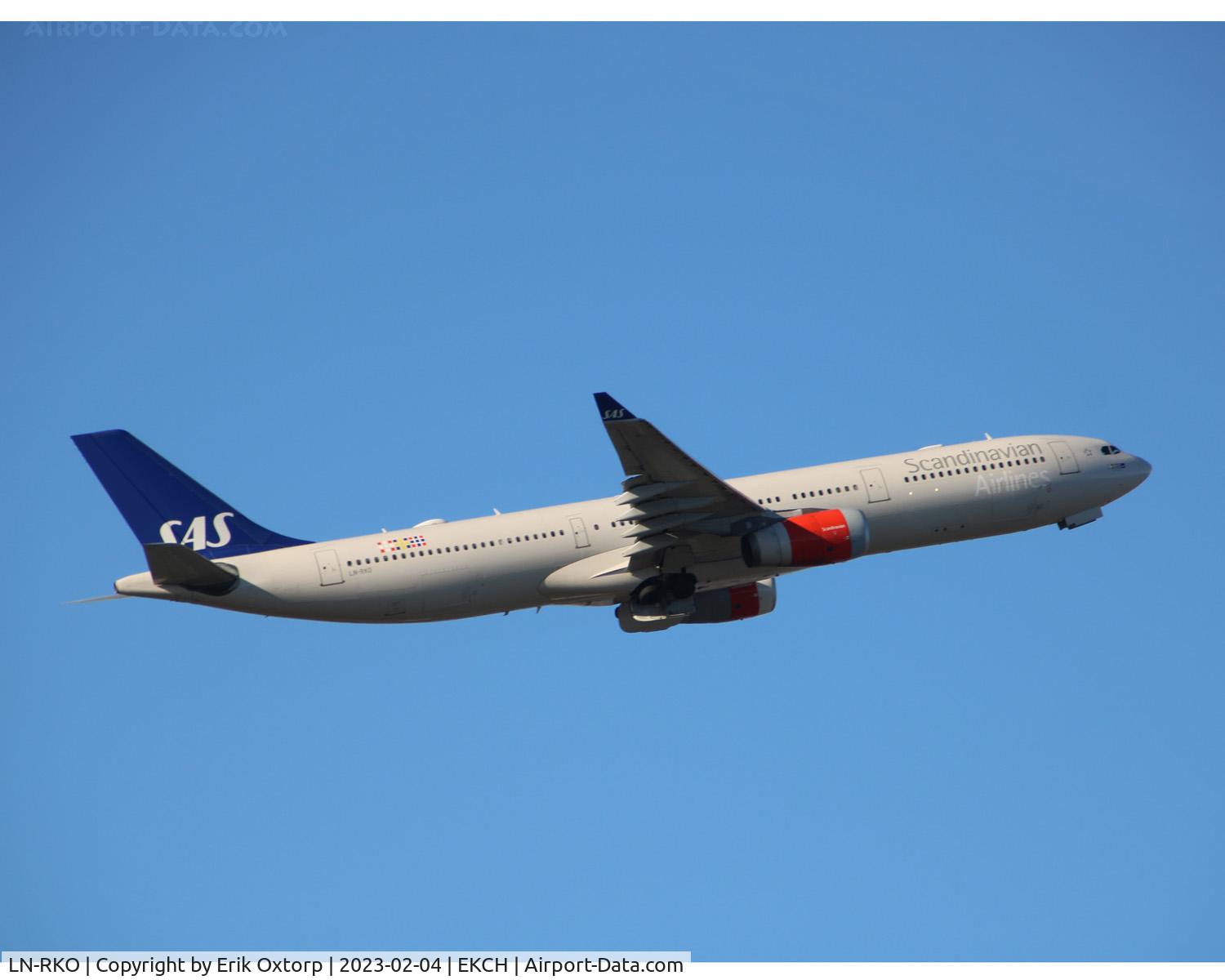 LN-RKO, 2003 Airbus A330-343X C/N 515, LN-RKO taking off rw 04R