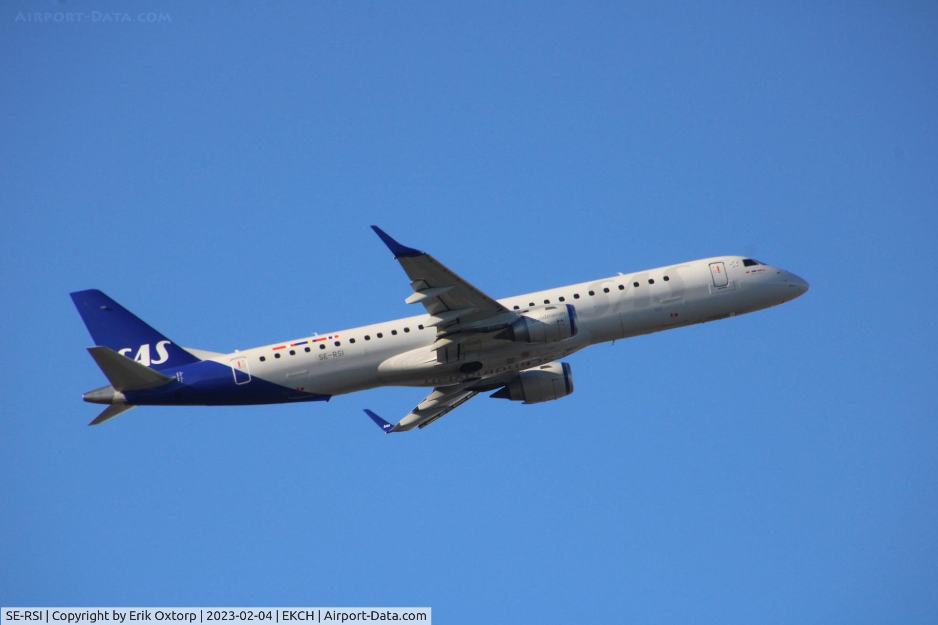 SE-RSI, 2007 Embraer 195LR (ERJ-190-200LR) C/N 19000104, SE-RSI taking off rw 04R