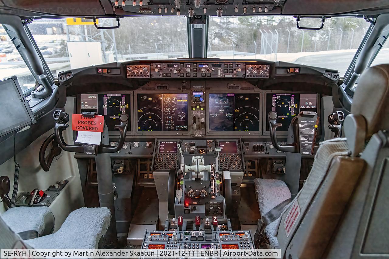 SE-RYH, 2018 Boeing 737-8 MAX C/N 64992, Likely last cockpit shot before leaving Norwegian's fleet.