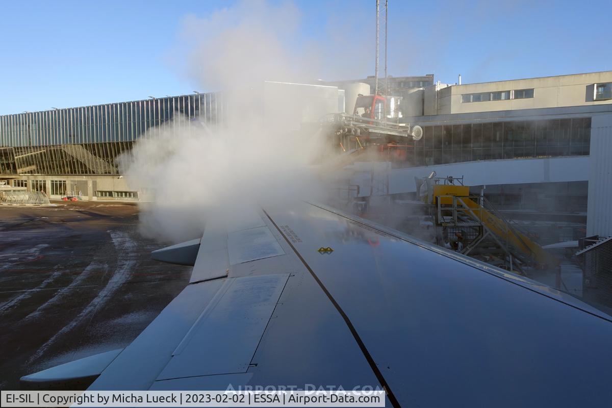 EI-SIL, 2022 Airbus A320-251N C/N 10764, De-icing in progress