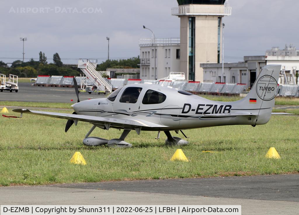 D-EZMB, 2009 Cirrus SR22 GTS Turbo C/N 3434, Parked in the grass...