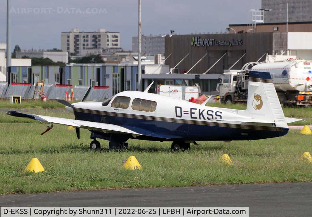 D-EKSS, Mooney M20J 201 C/N 24-3278, Parked in the grass with a new picture on the tail...