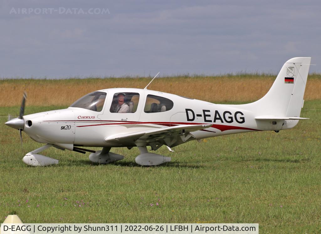 D-EAGG, 2004 Cirrus SR20 C/N 1388, Taxiing to his grass parking...