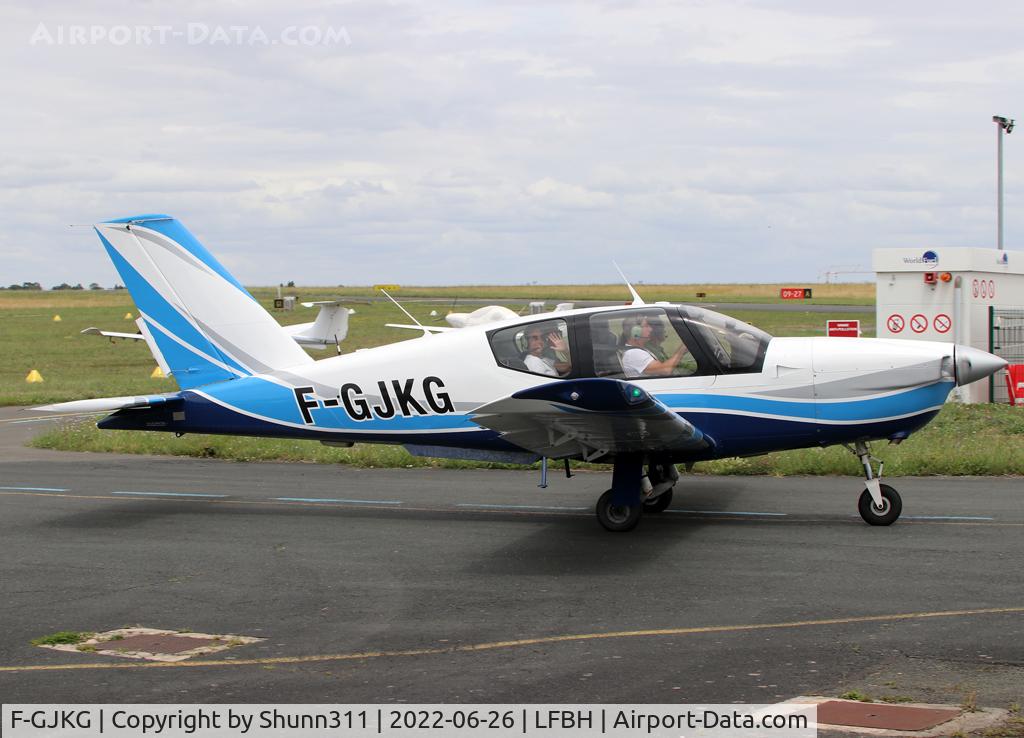 F-GJKG, Socata TB-20 C/N 1181, Taxiing for a new light flight...