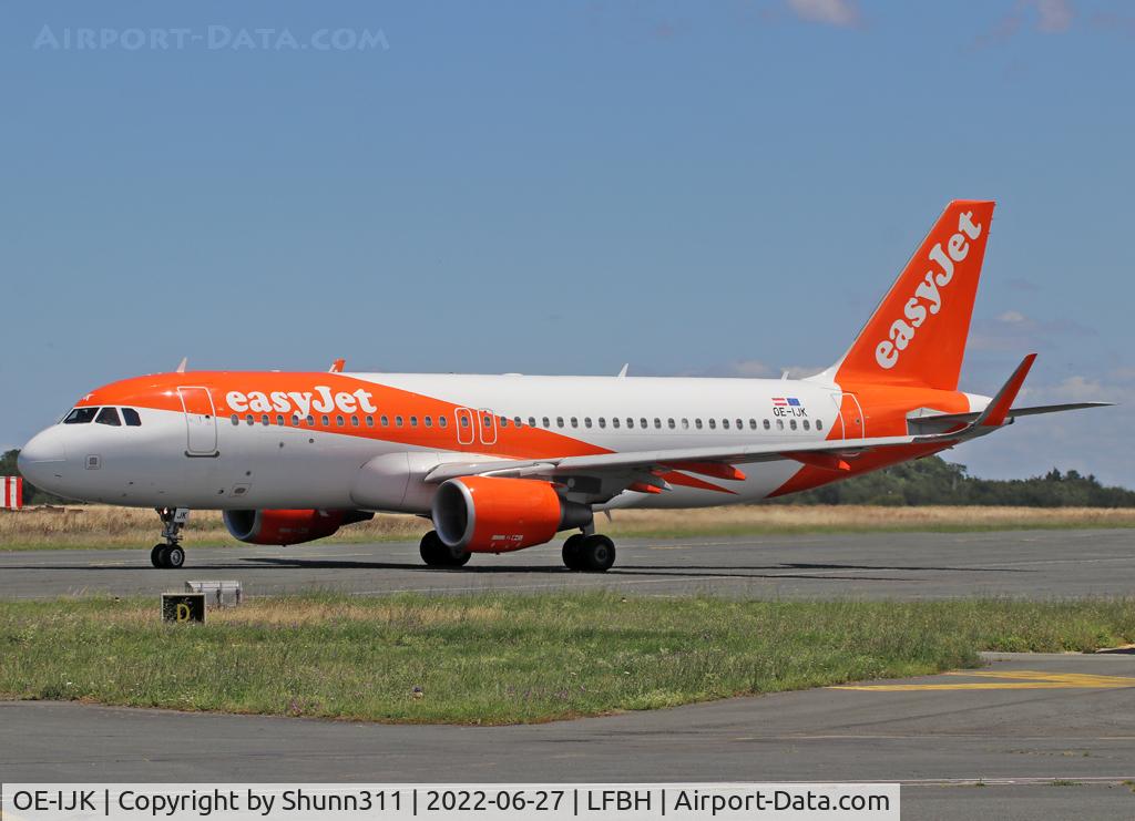 OE-IJK, 2015 Airbus A320-214 C/N 6565, Taxiing for departure...