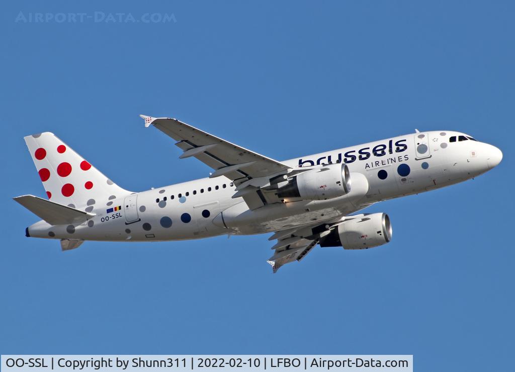 OO-SSL, 2002 Airbus A319-111 C/N 1803, Climbing after take off from rwy 14L... New c/s