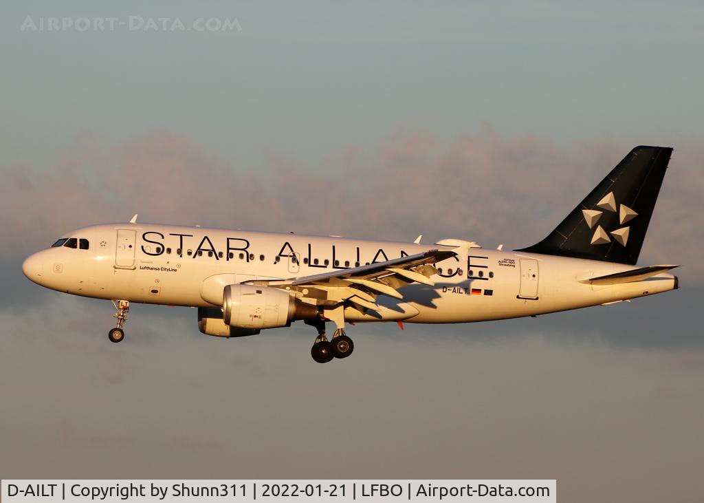 D-AILT, 1997 Airbus A319-114 C/N 738, Landing rwy 32R in Star Alliance c/s