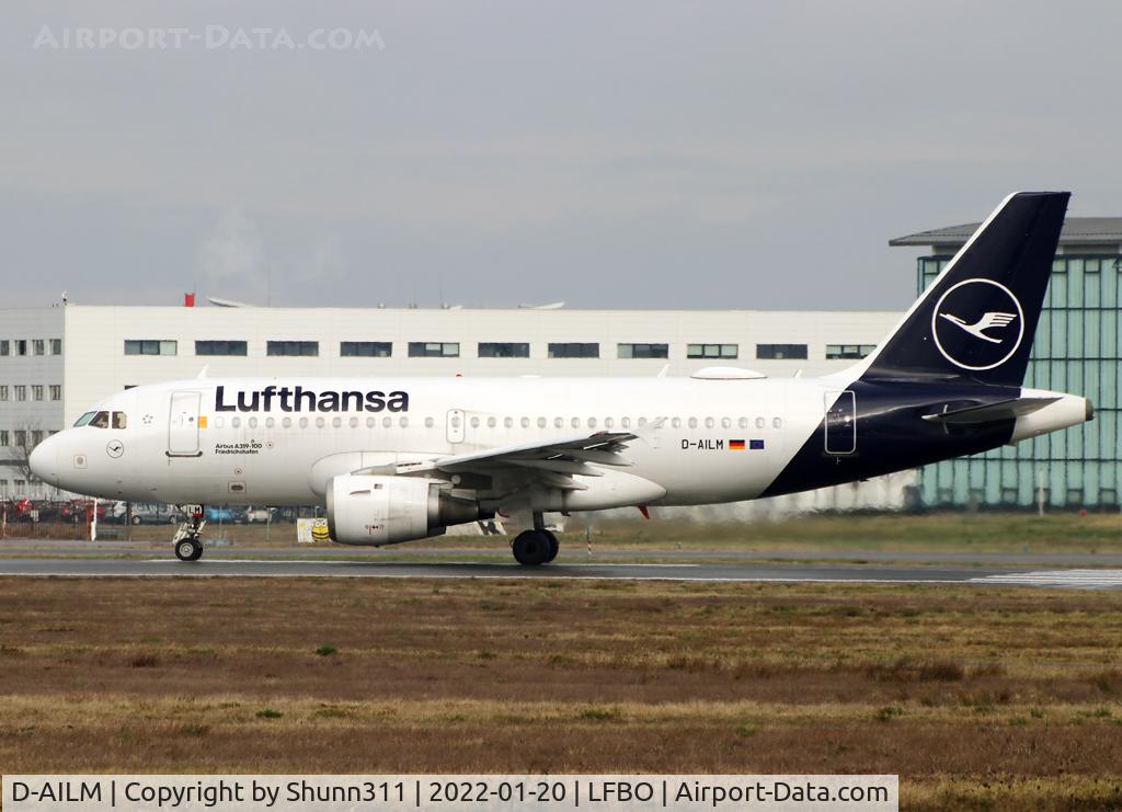 D-AILM, 1997 Airbus A319-114 C/N 694, Ready for take off from rwy 32R in new c/s