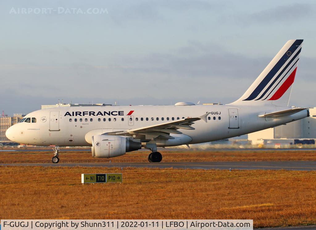 F-GUGJ, 2005 Airbus A318-111 C/N 2582, Taxiing holding point rwy 32R in modified new c/s