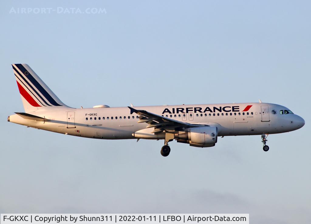 F-GKXC, 2001 Airbus A320-214 C/N 1502, Landing rwy 32L in new c/s