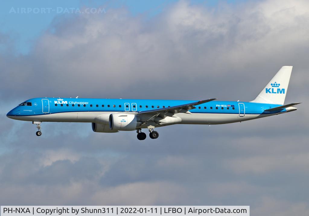 PH-NXA, 2021 Embraer E195-E2 (ERJ-190-400STD) C/N 19020045, Landing rwy 32R