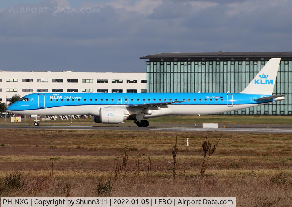PH-NXG, 2021 Embraer E195-E2 (ERJ-190-400STD) C/N 19020062, Ready for take off from rwy 32R