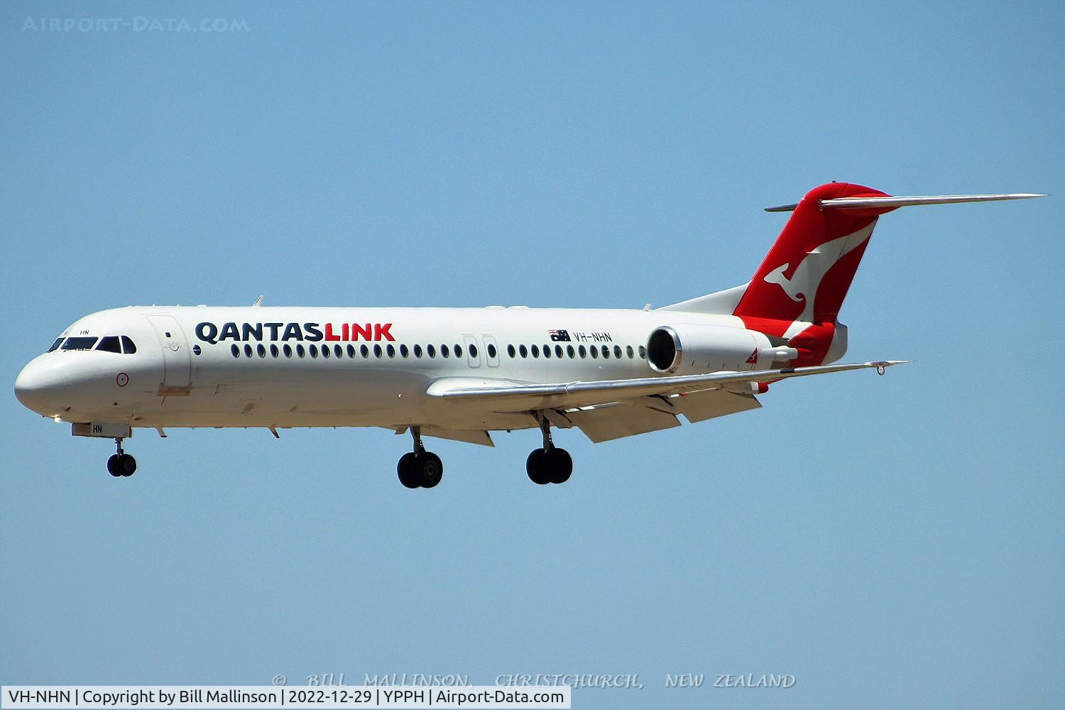 VH-NHN, 1993 Fokker 100 (F-28-0100) C/N 11469, finals to 03