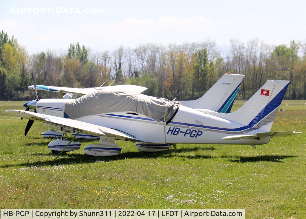 HB-PGP, 1982 Piper PA-28-236 Dakota C/N 28-8211030, Parked in the grass