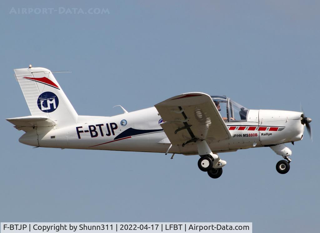 F-BTJP, Socata MS-880B Rallye Club C/N 1967, Passing above runway...